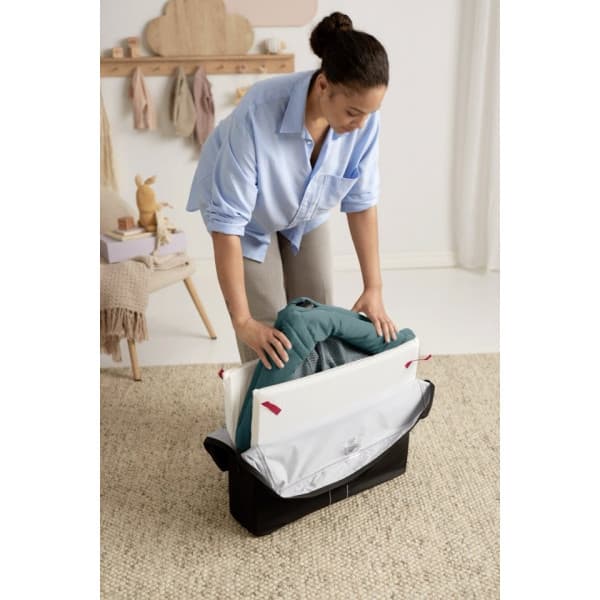 BabyBjörn Travel Crib Light resesäng med lakan, Mörkgrön/Bomull, Vit