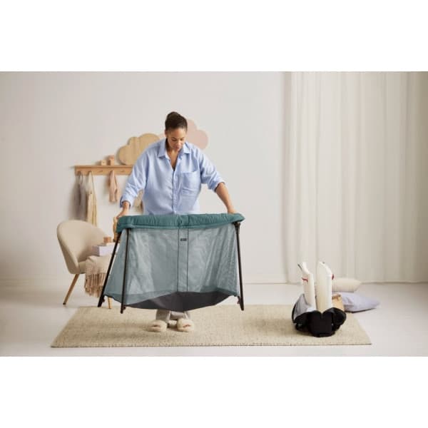 BabyBjörn Travel Crib Light resesäng med lakan, Mörkgrön/Bomull, Vit