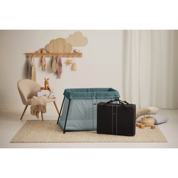 BabyBjörn Travel Crib Light resesäng med lakan, Mörkgrön/Bomull, Vit