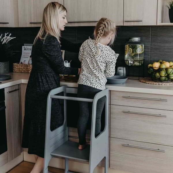 Keittiötorni, Montessori Askeljakso, Keittiöjakkara, Taaperon askeljakso, Lasten askeljakso liitutaululla, Montessori kaluste Keittiötuoli oppimistuol