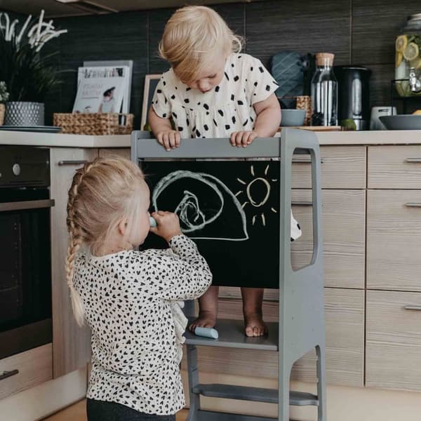 Keittiötorni, Montessori Askeljakso, Keittiöjakkara, Taaperon askeljakso, Lasten askeljakso liitutaululla, Montessori kaluste Keittiötuoli oppimistuol