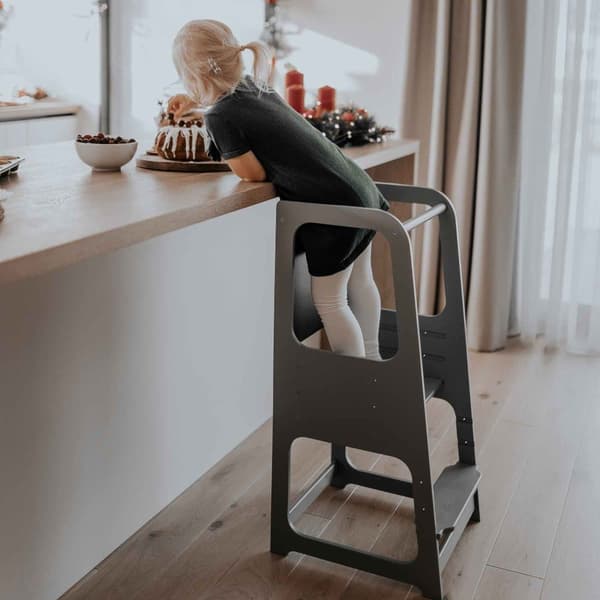 Keittiötorni, Montessori Askeljakso, Keittiöjakkara, Taaperon askeljakso, Lasten askeljakso liitutaululla, Montessori kaluste Keittiötuoli oppimistuol