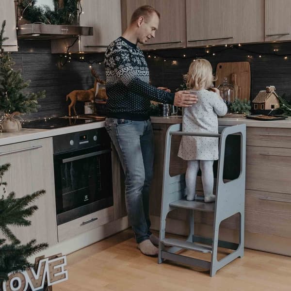 Keittiötorni, Montessori Askeljakso, Keittiöjakkara, Taaperon askeljakso, Lasten askeljakso liitutaululla, Montessori kaluste Keittiötuoli oppimistuol