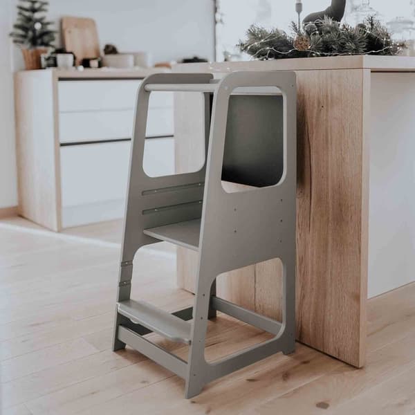 Keittiötorni, Montessori Askeljakso, Keittiöjakkara, Taaperon askeljakso, Lasten askeljakso liitutaululla, Montessori kaluste Keittiötuoli oppimistuol