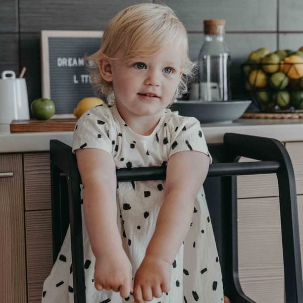 Keittiötorni, Montessori Askeljakso, Keittiöjakkara, Taaperon askeljakso, Lasten askeljakso liitutaululla, Montessori kaluste Keittiötuoli oppimistuol