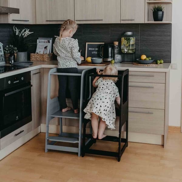 Keittiötorni, Montessori Askeljakso, Keittiöjakkara, Taaperon askeljakso, Lasten askeljakso liitutaululla, Montessori kaluste Keittiötuoli oppimistuol