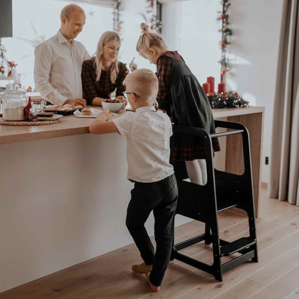 Keittiötorni, Montessori Askeljakso, Keittiöjakkara, Taaperon askeljakso, Lasten askeljakso liitutaululla, Montessori kaluste Keittiötuoli oppimistuol