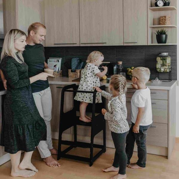 Keittiötorni, Montessori Askeljakso, Keittiöjakkara, Taaperon askeljakso, Lasten askeljakso liitutaululla, Montessori kaluste Keittiötuoli oppimistuol