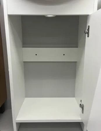 Valkoinen kaappisetti pesualtaalla, krominen hana ja sifonilla 45 cm Frigo