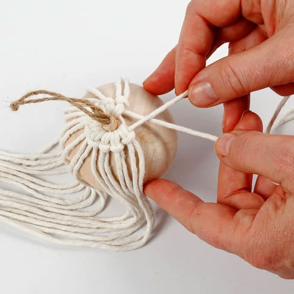 Julpyssel - DIY Kit - Julgranskulor Makramé