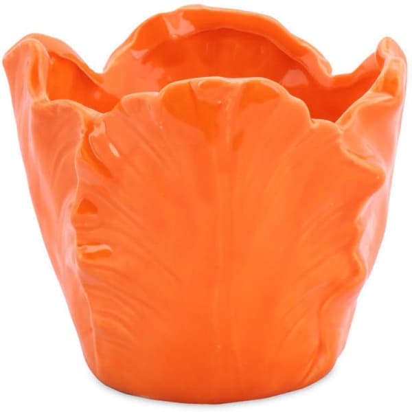 En skål med orange blomsterblade