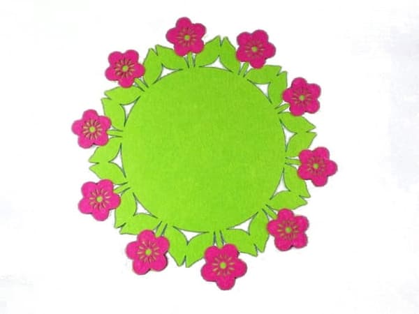 Rund filtservett i rosa med gula blommor