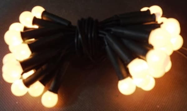 50 valkoisen helmipallon sarja vihreässä kaapelissa 220V-240V, pituus 3m, sisäkäyttöön
