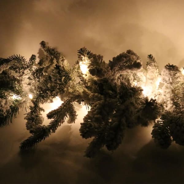 Snedækket julekrans med LED-lys - hvid, batteridrevet, længde 150 cm
