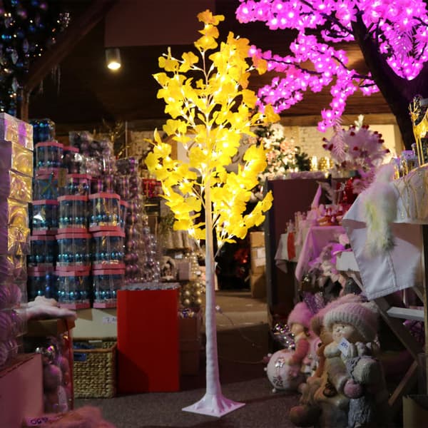 Julgran med löv och LED-belysning 145 lysdioder, hög 150 cm, gul färg, nätström.