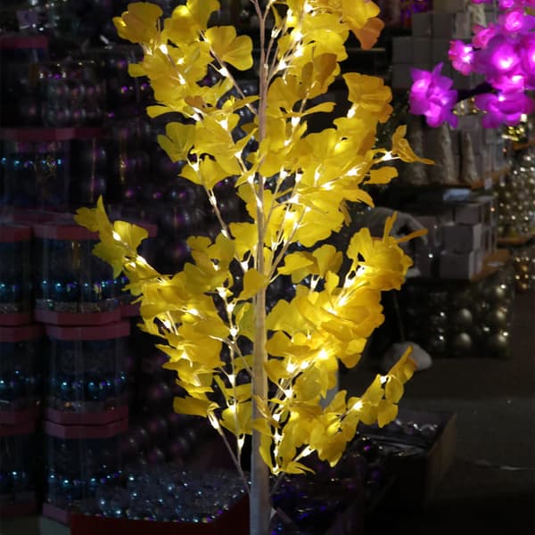 Julgran med löv och LED-belysning 145 lysdioder, hög 150 cm, gul färg, nätström.
