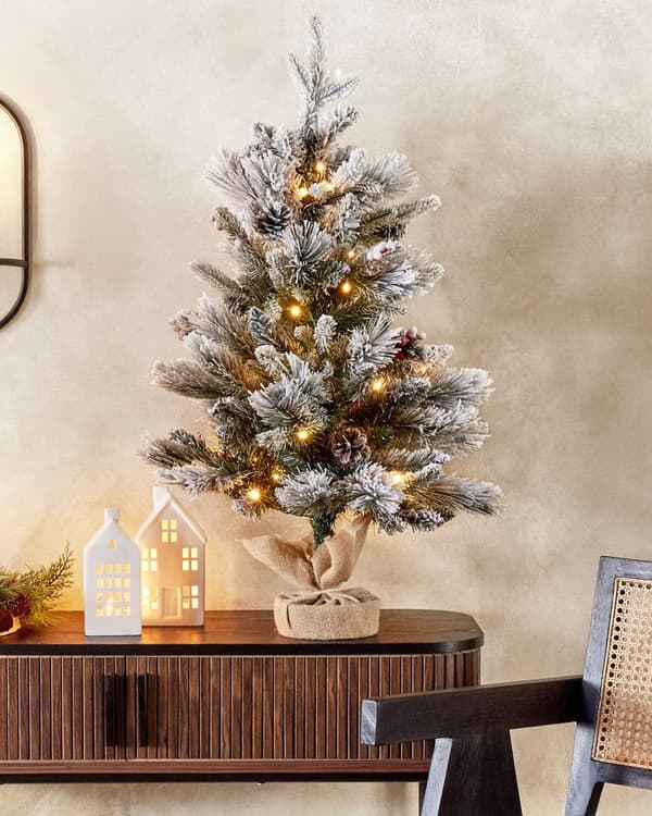 Konstgjord julgran Grön Syntet 90 cm Med belysning Snö Frostade flockade grenar LED Fairy Lights Kottar Jute Bag Holiday