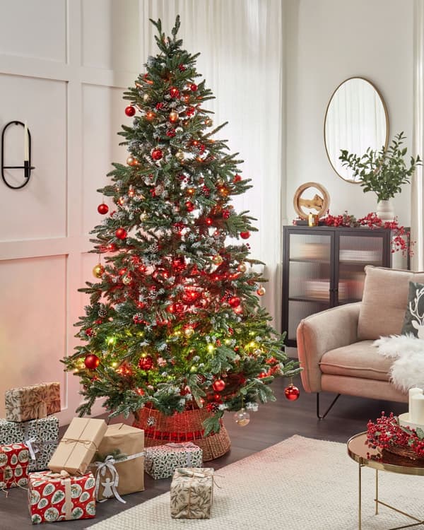Konstsnöjulgran Grön PVC Metallbas 240 cm med tallkottar Järnek bär Frostat grenar Traditionell
