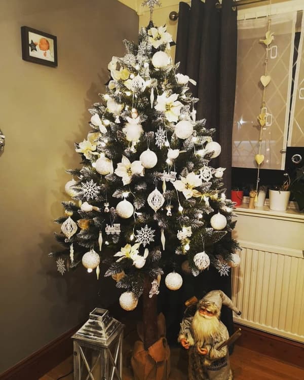 Vikingchoice 220cm Aidon näköinen keinotekoinen joulukuusi lumikoristeilla - Ympäristöystävällinen & lapsiturvallinen