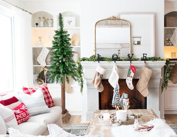 220cm Realistinen Puinen Joulukuusi Lumitehosteella - Perheystävällinen ja Turvallinen