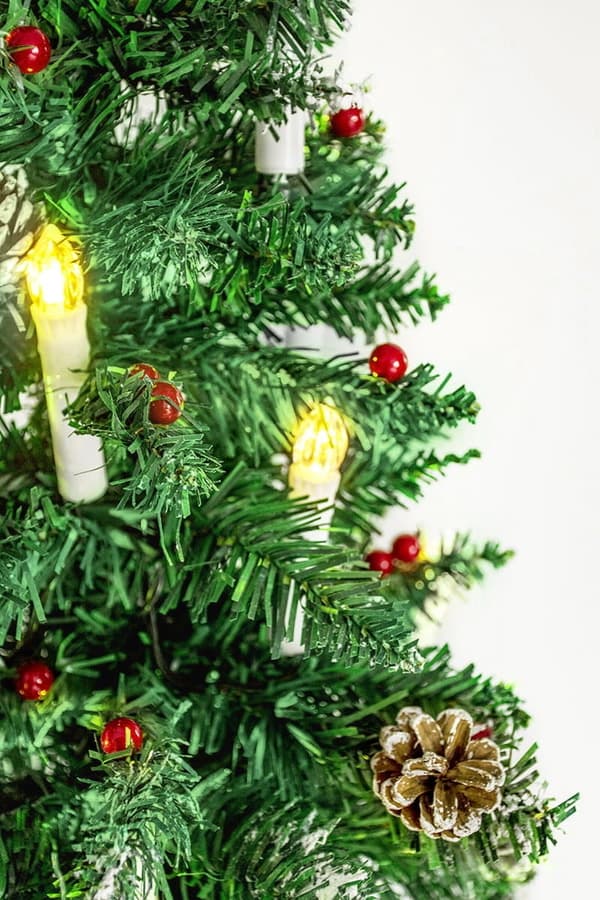 220cm Realistinen Puinen Joulukuusi Lumitehosteella - Perheystävällinen ja Turvallinen