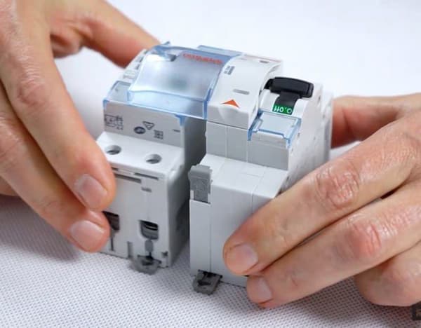 Legrand - 406288EC -, STOP-GO automatisk återställning med integrerad 40 A differential, Vit