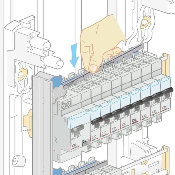LEGRAND Horisontell strömförsörjningskam - För Uni och Uni + neutral - 13 moduler