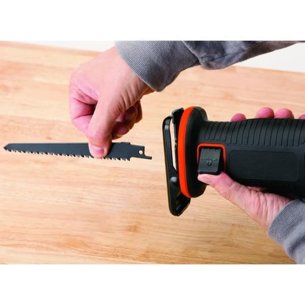 BLACK+DECKER sladdlös sabelsåg - 18V - 22 mm vandring - Levereras med 1 batteri och 1 15 cm blad