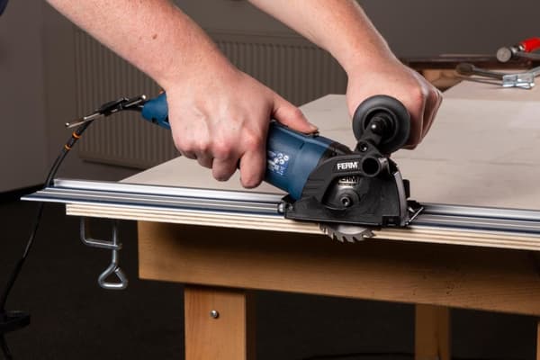 FERM CSM1043_S Dyksav – Præcisionssav - Inkl. styreskinnesæt, 3 savklinger ⌀85mm  – DIY