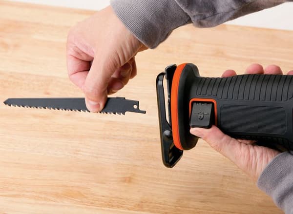 Black+decker motorsåg - BDCR18E1-QW - BLACK+DECKER Sladdlös sabelsåg - 1 batteri - 1 140 mm blad - 18V