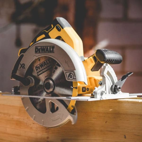 DEWALT DCS570N 184 mm sladdlös 18V borstlös cirkelsåg utan batteri