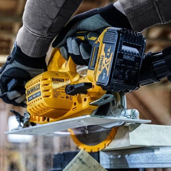 DEWALT DCS570N 184 mm sladdlös 18V borstlös cirkelsåg utan batteri