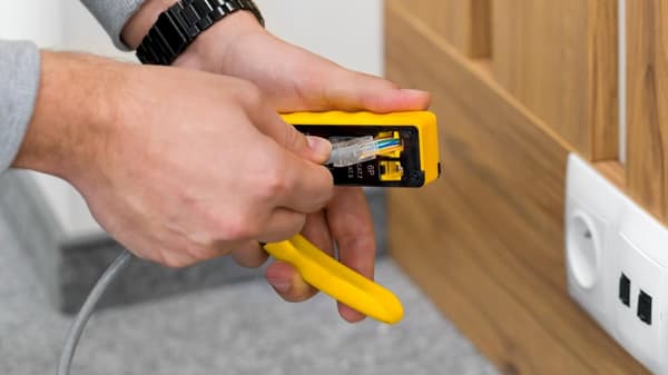 Crimpverktyg för RJ45/RJ12 genomgående pluggar