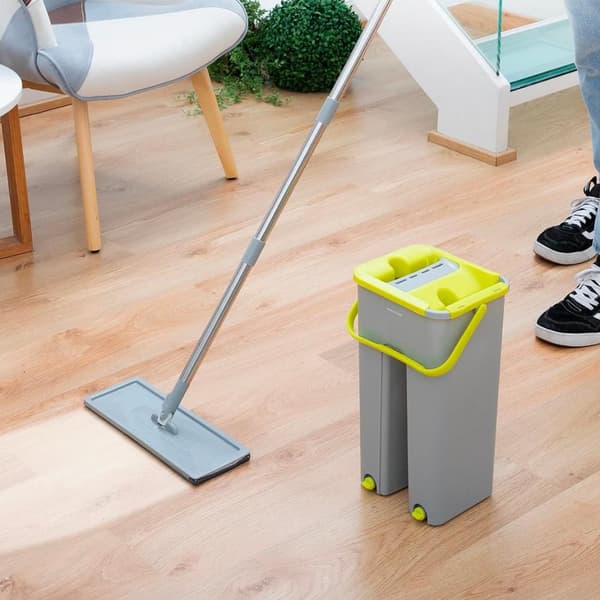 Gulvmopp og bøtte med separate rom