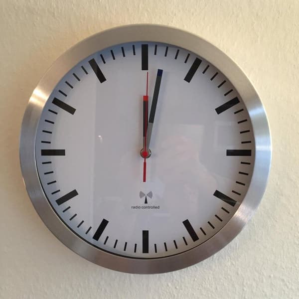 TFA 60.3528.02 radio vægur 300 mm x 45 mm aluminium krybende bevægelse (lydløs) (60.3528.02)