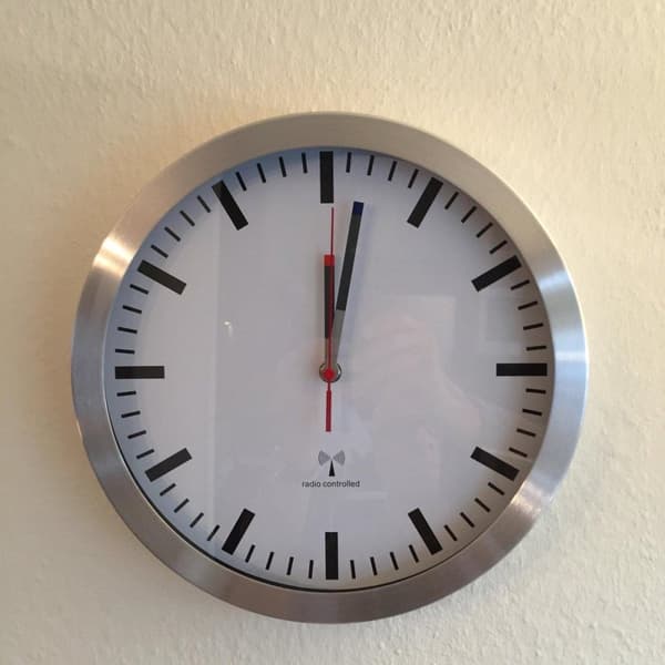 TFA 60.3528.02 radio vægur 300 mm x 45 mm aluminium krybende bevægelse (lydløs) (60.3528.02)