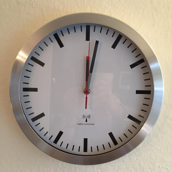 TFA 60.3528.02 radio vægur 300 mm x 45 mm aluminium krybende bevægelse (lydløs) (60.3528.02)