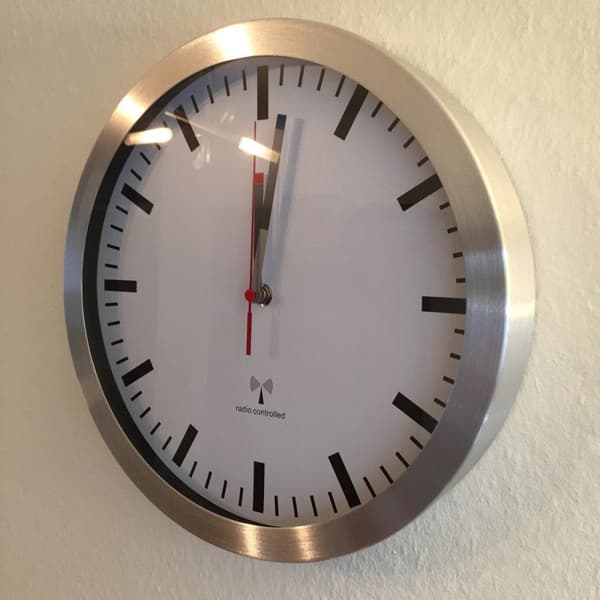 TFA 60.3528.02 radio vægur 300 mm x 45 mm aluminium krybende bevægelse (lydløs) (60.3528.02)