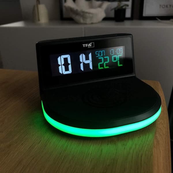 TFA 60.2028.01 digitaalinen herätyskello langattomalla latausasemalla CHARGE (60.2028.01)