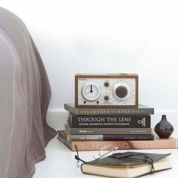 Tivoli Model Three USB Bluetooth FM/AM klockradio i valnöt/beige