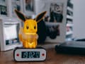 Miniatyrbillede 2 af 3: Pokémon EEVEE - vækkeur med LED-lampe med Pokémon Eevee-tema.