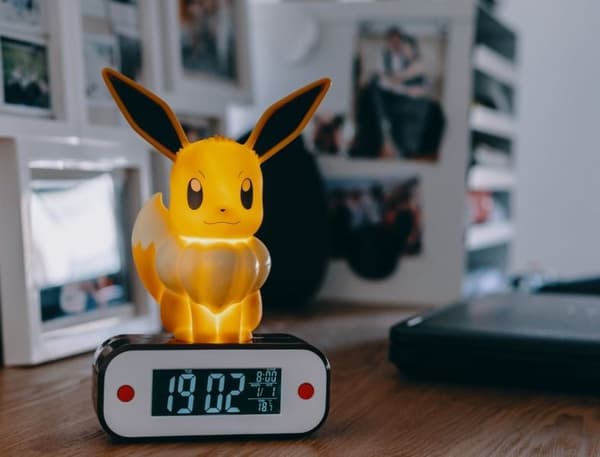 Pokémon EEVEE - vækkeur med LED-lampe med Pokémon Eevee-tema.