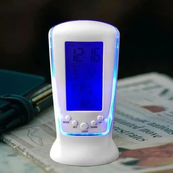 Mini LCD vækkeur med blå baggrundsbelysning, temperaturvisning og nedtælling - hvid