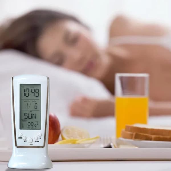 Mini LCD vækkeur med blå baggrundsbelysning, temperaturvisning og nedtælling - hvid