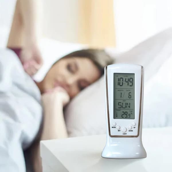 Mini LCD vækkeur med blå baggrundsbelysning, temperaturvisning og nedtælling - hvid