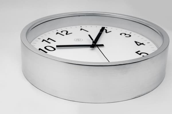 NeXtime NX-7307ZI-V2 Vægur NXT Diam. 25,5 cm plastik sølv, hvid urskive, 'Robust' lydløs bevægelse