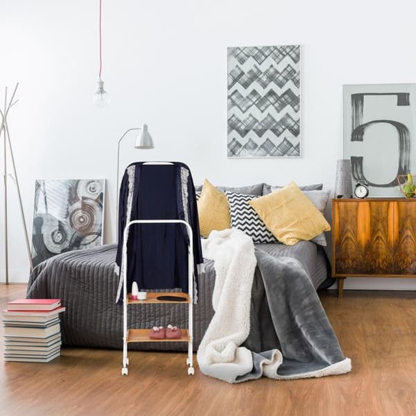 Relaxdays Kammaretsservant, klädhållare, med hjul, 2 ytor, handdukar, metall bambu, 129x42x32 cm, vit