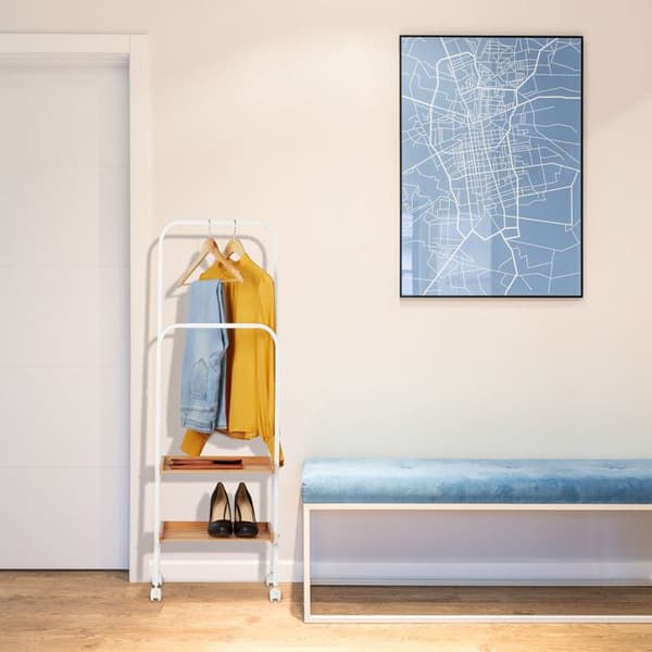 Relaxdays Kammaretsservant, klädhållare, med hjul, 2 ytor, handdukar, metall bambu, 129x42x32 cm, vit