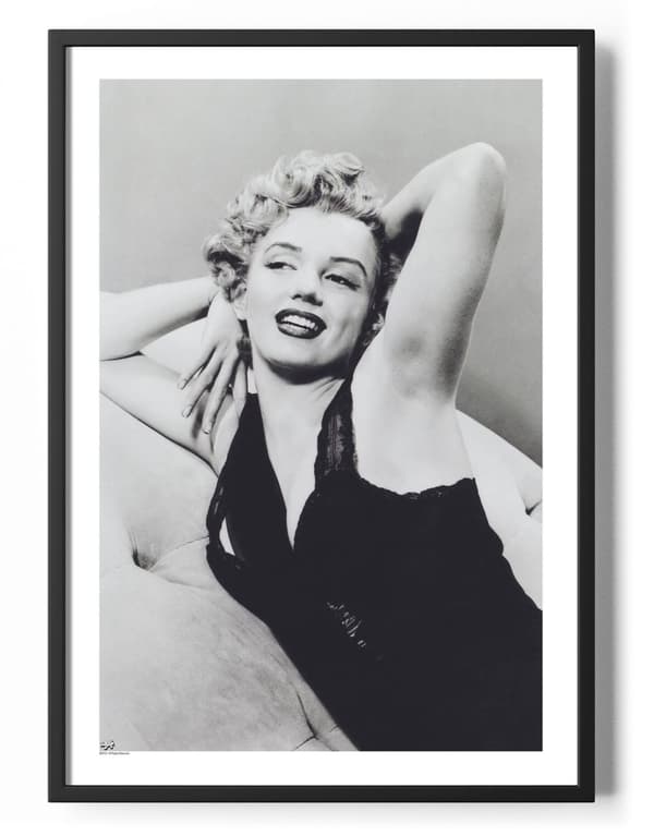 Monroe Black Outfit Poster 50x70