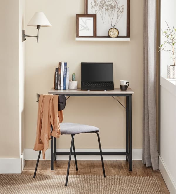 Smalt kontorbord i industrielt design